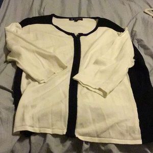 BLACK & CREAM COLOR BLOCK LIGHTWEIGHT SWEATER TOP,, SZ XL, RIMS A LITTLE SMALL